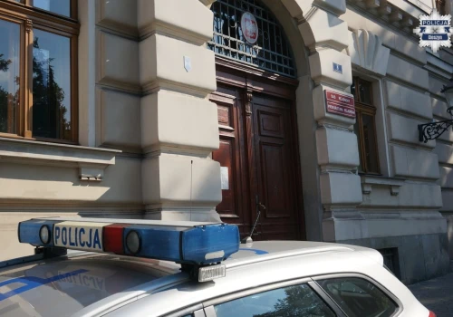 Nastolatkowie ukradli hulajnogę sprzed basenu. Namierzyła ich policjantka po służbie