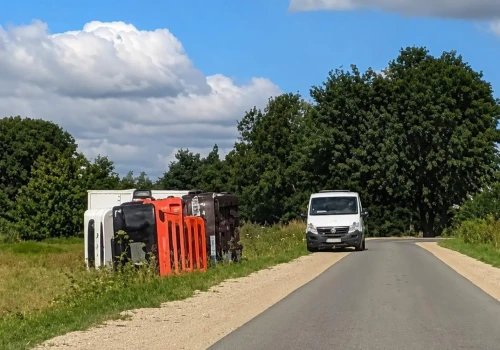 Ciężarówka w rowie