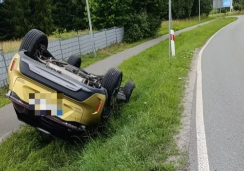 Dachowanie w Dziwiszowie. Kierująca prawdopodobnie zasnęła za kierownicą