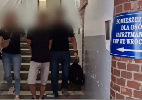 Ukraiński sprzedawca zwrócił uwagę klientowi, a ten wyciągnął broń i przyłożył mu ją do twarzy