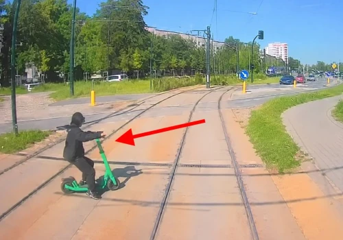 Wjechał hulajnogą prosto pod tramwaj. MPK pokazało nagranie