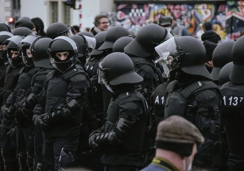 Albania ciągle niespokojna. Protestujący starli się z policją przed parlamentem