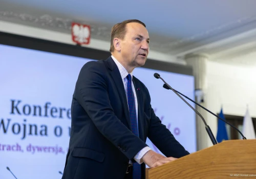 Polityka jako sztuka maskarady. Pełnoskalowa wojna kognitywna polskiego szefa dyplomacji