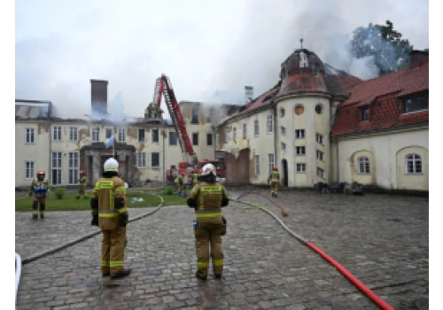 Pożar zabytkowego pałacu w Wietrznie, zawalił się dach