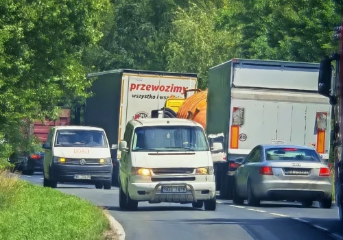 Totalny drogowy armagedon. W wakacje łatają dziury na drodze do Szklarskiej Poręby