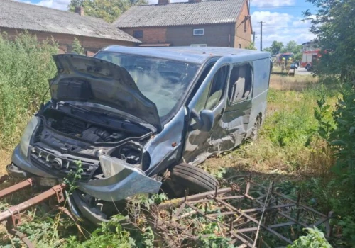 Wypadek w Grabicy. Bus przebił ogrodzenie i wpadł na podwórko