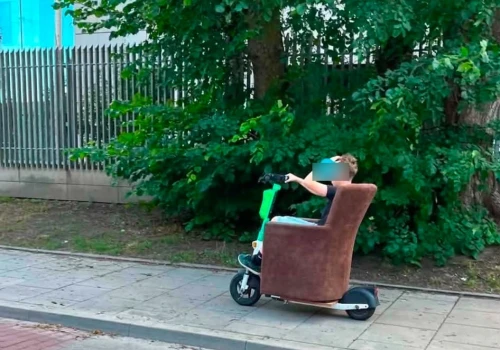 Jechał po Warszawie nietypowym wynalazkiem. 