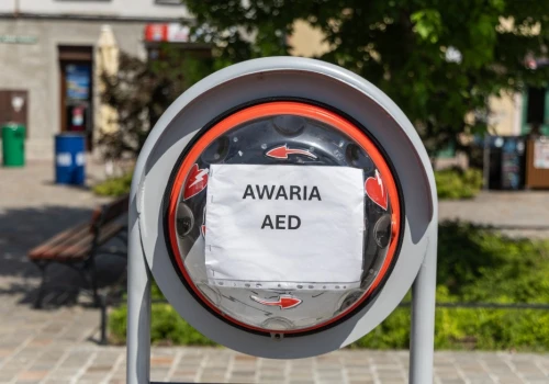 Bulwersująca sytuacja na Placu Wojska Polskiego. Ktoś dla zabawy otworzył defibrylator