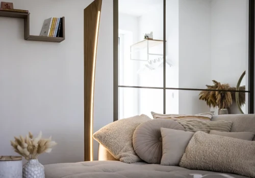Dwie lampy z jednego kawałka drewna. Ten pomysł zachwyca architektów i miłośników designu