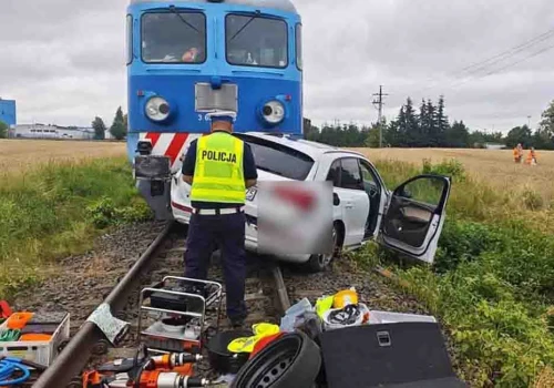 Śmiertelny wypadek w Kiszkowie. Kierujący Audi wjechał pod pociąg
