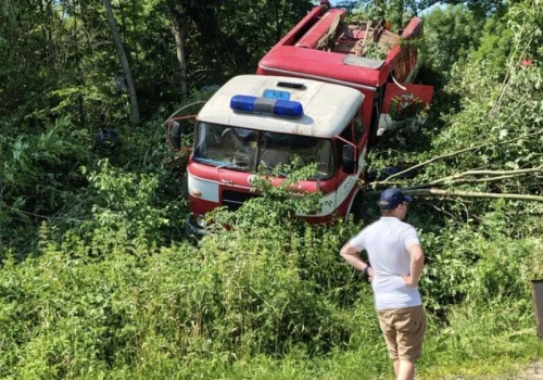 Wóz strażacki pędził przez Cieszyn, wpadł do ogródka kobiety. Za kierownicą radny?