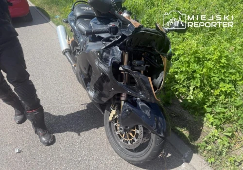 Wyprzedzając, wyjechała na czołówkę z motocyklistą. Groźne zdarzenie pod Warszawą