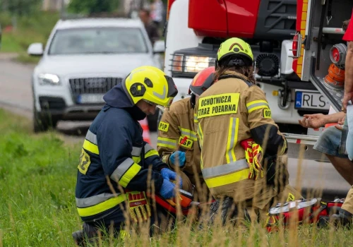 Czołowe zderzenie w Wańkowej. W autach jechało dziewięć osób, w tym troje dzieci