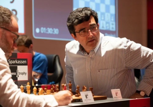 FIDE zawiesza Władimira Kramnika za fałszywe oskarżenia zmarłego Naroditsky’ego