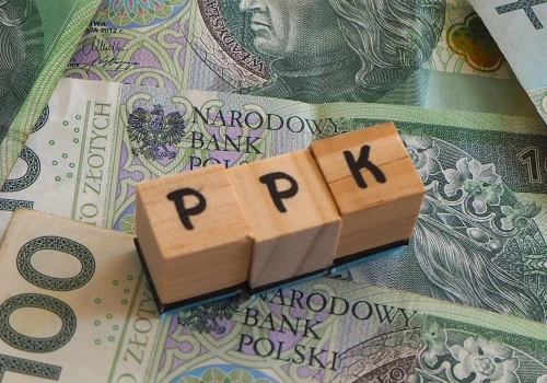 Polacy pokochali PPK. Wiele osób zamienia je na wakacyjną skarbonkę