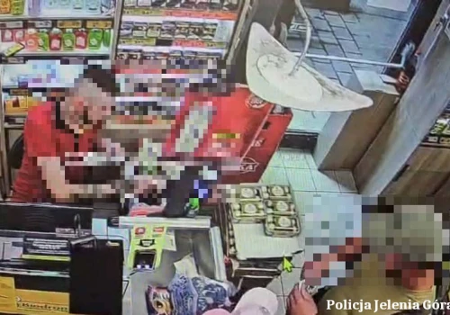 Znalezione – niekradzione? Kobieta zostawiła portfel na kasie, stało się to