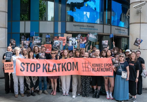 Koniec Epoki Klatkowej. 5 lat obietnic. Protest pod siedzibą Komisji Europejskiej