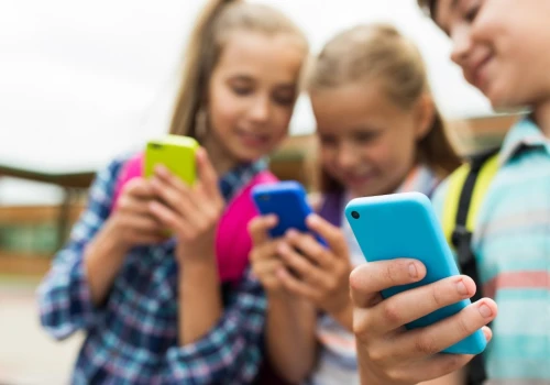 Zakaz telefonów w szkołach. Ta czynność utrudnia naukę