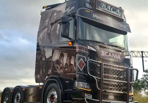 Scania inspirowana filmem „Sami swoi” – nowy projekt Bacy z zachwycającym lakierem