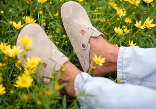 Te zamszowe klapki mule za 79,99 zł to nowość od Sinsay. Wyglądają jak Birkenstock