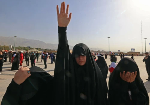 Okrzyki „zemsta, zemsta”, morze żałobników. Iran żegna najwyższego przywódcę