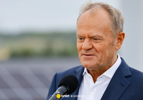 Donald Tusk na farmie fotowoltaicznej. 