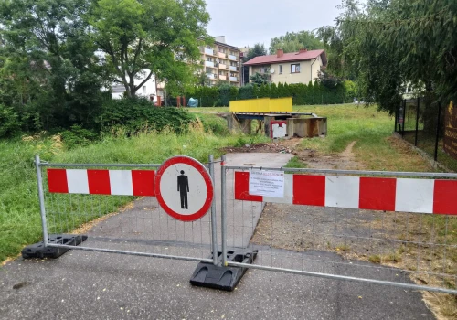 Kładka nad Wątokiem nieczynna. Piesi nie kryją zaskoczenia…