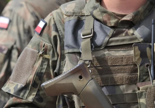 Pijany żołnierz skakał po zaparkowanych radiowozach. Uszkodził drzwi do komendy policji
