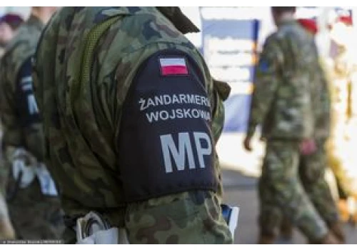 20-letni żołnierz skakał po autach. Był pijany