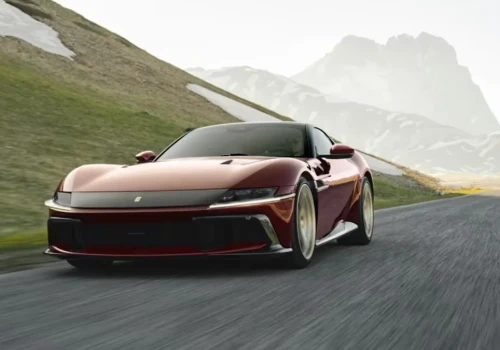 Ferrari 12Cilindri Manuale przywraca lewarek i trzeci pedał. To jednak nie jest klasyczny manual