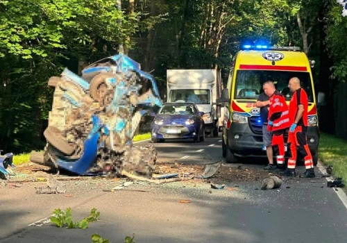 Ciężki wypadek na DK94 w Bytomiu. Peugeot uderzył w drzewo, droga była zablokowana