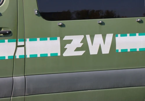 Uszkodzone radiowozy, pojazdy i drzwi komisariatu. Zatrzymano żołnierza z Małopolski
