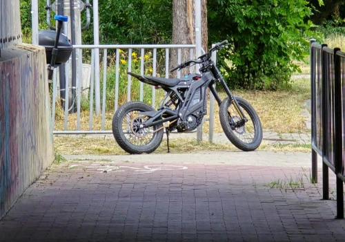Poranny pościg w Lublinie. 25-latek na elektrycznym skuterze uderzył w policyjny motocykl