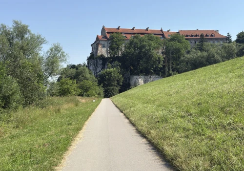 Koniec „dziury” na trasie Kraków – Tyniec – Skawina. Teraz całą trasę można pokonać bez schodzenia z roweru