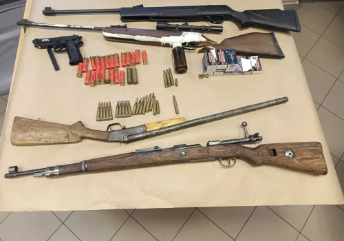 Awantura domowa zakończyła się zatrzymaniem. Policjanci znaleźli broń i amunicję