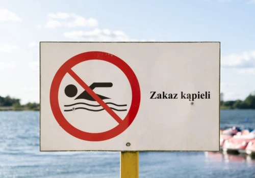 Pięć kąpielisk nad Bałtykiem zamkniętych. Plażowicze zobaczyli czerwone flagi