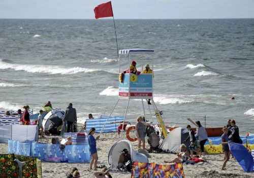Bałtyckie plaże w czerwonych flagach. Zamknięto 130 kąpielisk
