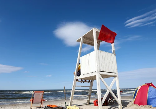 Czerwone flagi na plażach nad Bałtykiem. Zamkniętych jest około 130 kąpielisk