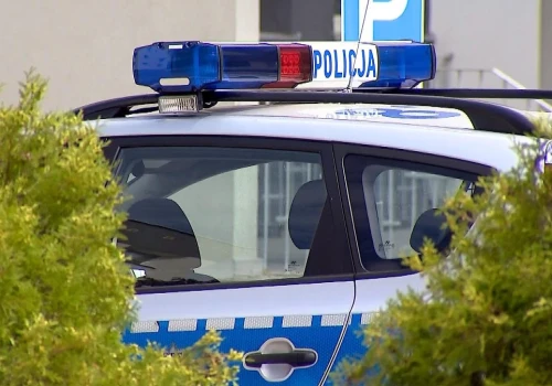 Żołnierz skakał po radiowozach i uszkodził komisariat policji