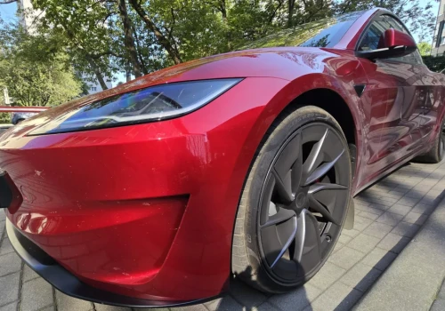 Tesla Model 3 z „drugiej ręki”. Zadbany model za 100 tys. złotych? To możliwe!