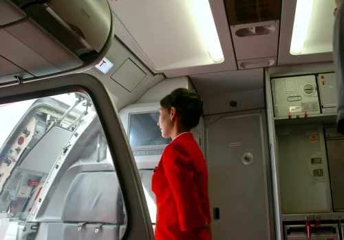 To dlatego stewardesa wita każdego pasażera. Nie chodzi o uprzejmość