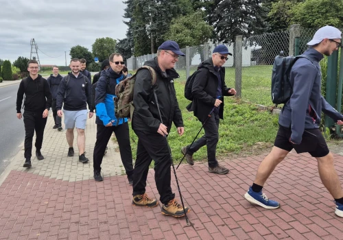 Alumni diecezji kaliskiej wraz z przełożonymi i biskupem Brylem pielgrzymowali pieszo w intencji powołań