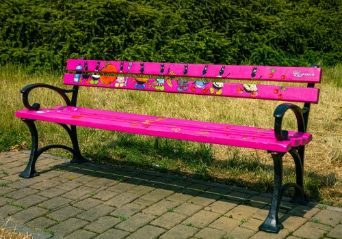 Przy beboczce Biustynce stanęła wyjątkowa różowa ławeczka. Przypomina o profilaktyce i daje nadzieję w walce z chorobą