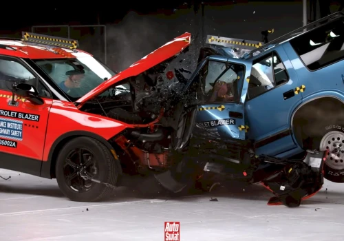 Test IIHS obala mit o bezpieczeństwie starych aut. Każdy powinien go obejrzeć