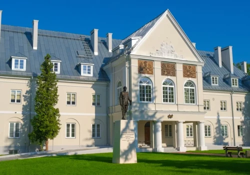 Włamał się na wojskową uczelnię. Przebywał w Polsce nielegalnie