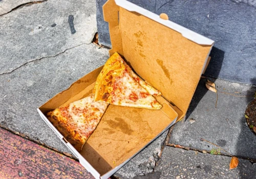Gdzie wyrzucić karton po pizzy? Łatwo popełnić błąd przy niebieskim koszu