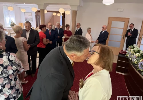 „Miłość jest w życiu najważniejsza”. 8 par świętowało w Raciborzu 50-lecie pożycia małżeńskiego.