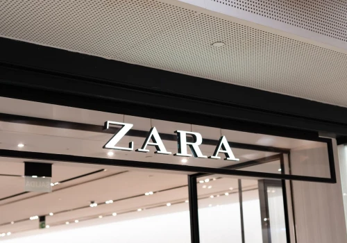Zara wyprzedaje sukienkę z koronkowymi wstawkami za 39 zł. Takie nowości też w Sinsay