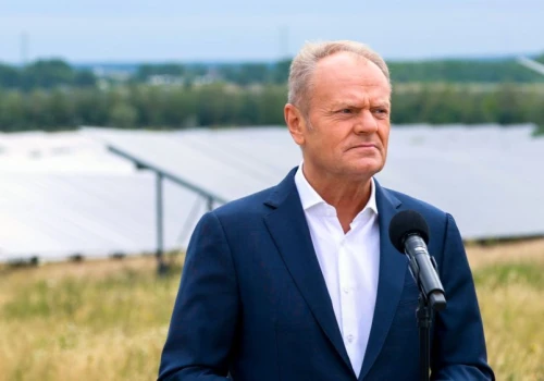 Atomowy poker Tuska. Licytuje atomem, ale przyszłość widzi w słońcu i wietrze