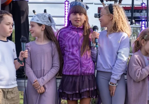 Muzyka pośród fioletowych pól. Trzeci raz pomogli małym wojownikom